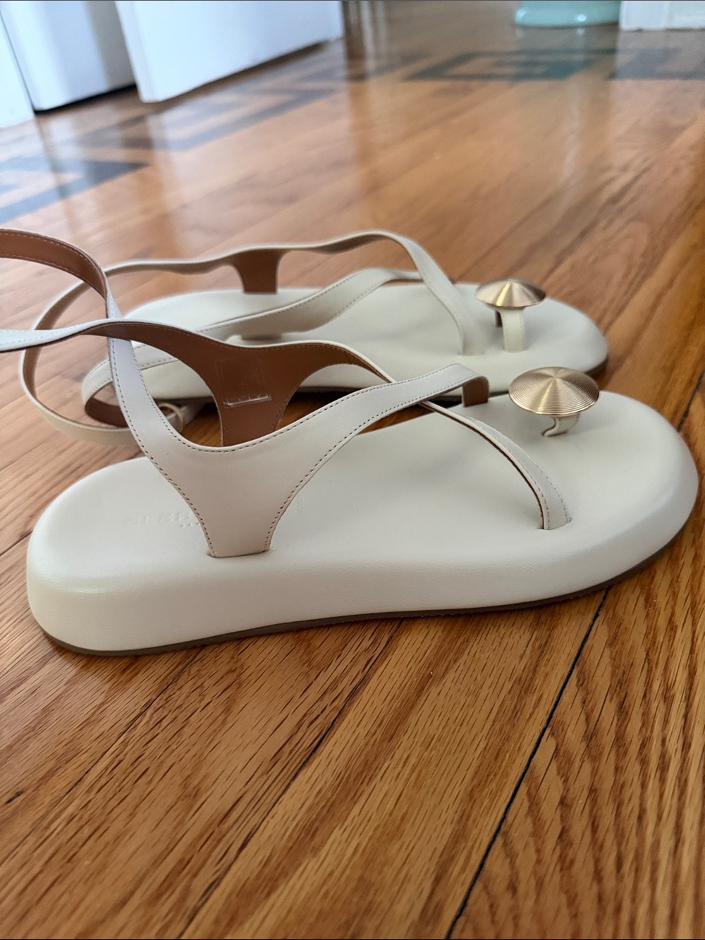 Clergerie Cream Leather Toe Sandals with Gold Accent Size 39 - Never Worn